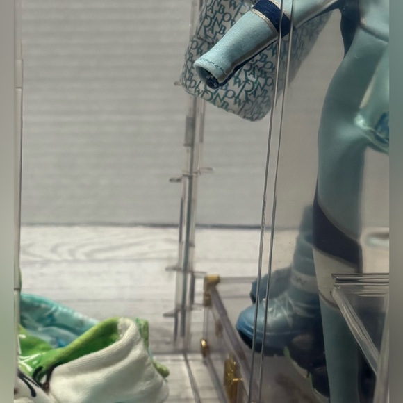 Rainbow High Fashion Dolls Closet with Clothes and Accessories - Picture 12 of 16